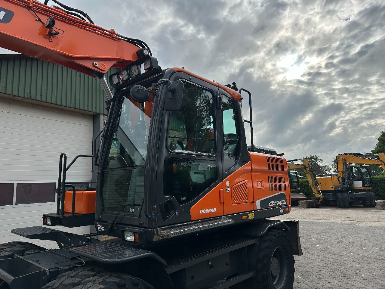 Doosan DX140W-5 - Колёсный экскаватор: фото 3 Doosan DX140W-5 - Колёсный экскаватор: фото 3