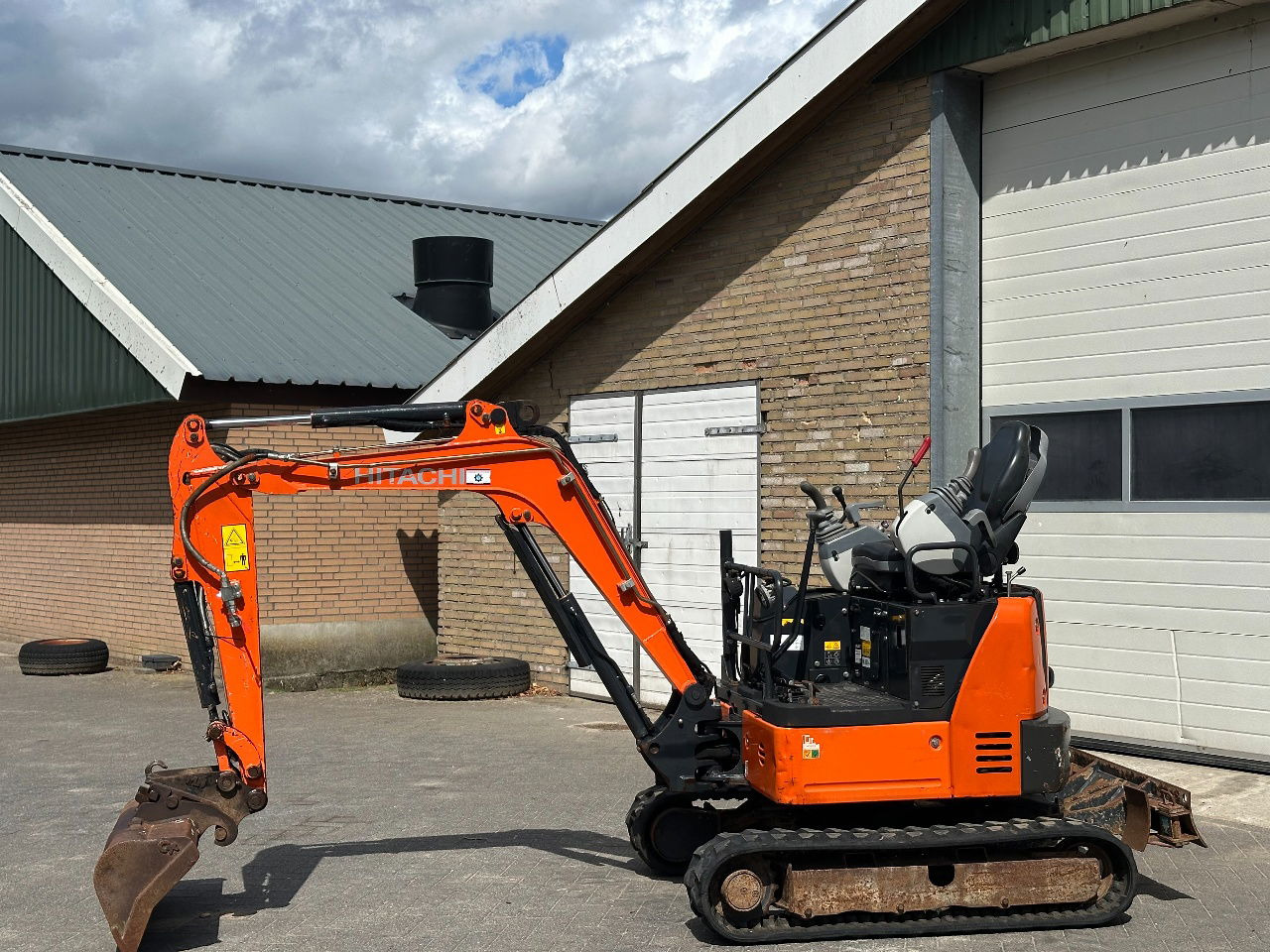 Hitachi ZX19U-6 YR - Мини-экскаватор: фото 3 Hitachi ZX19U-6 YR - Мини-экскаватор: фото 3