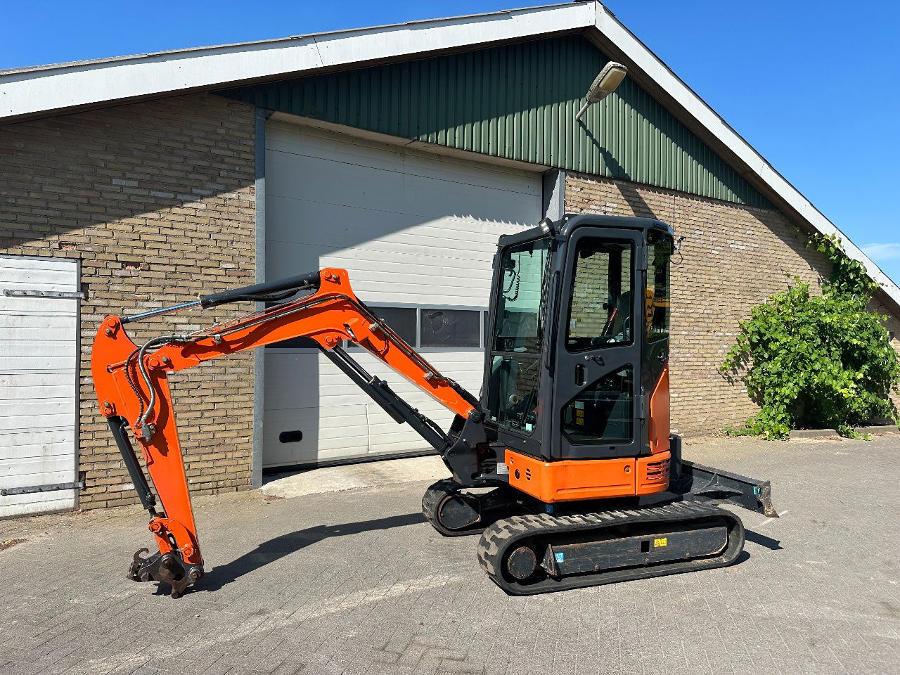 Hitachi ZX26U-6CR - Мини-экскаватор: фото 1 Hitachi ZX26U-6CR - Мини-экскаватор: фото 1