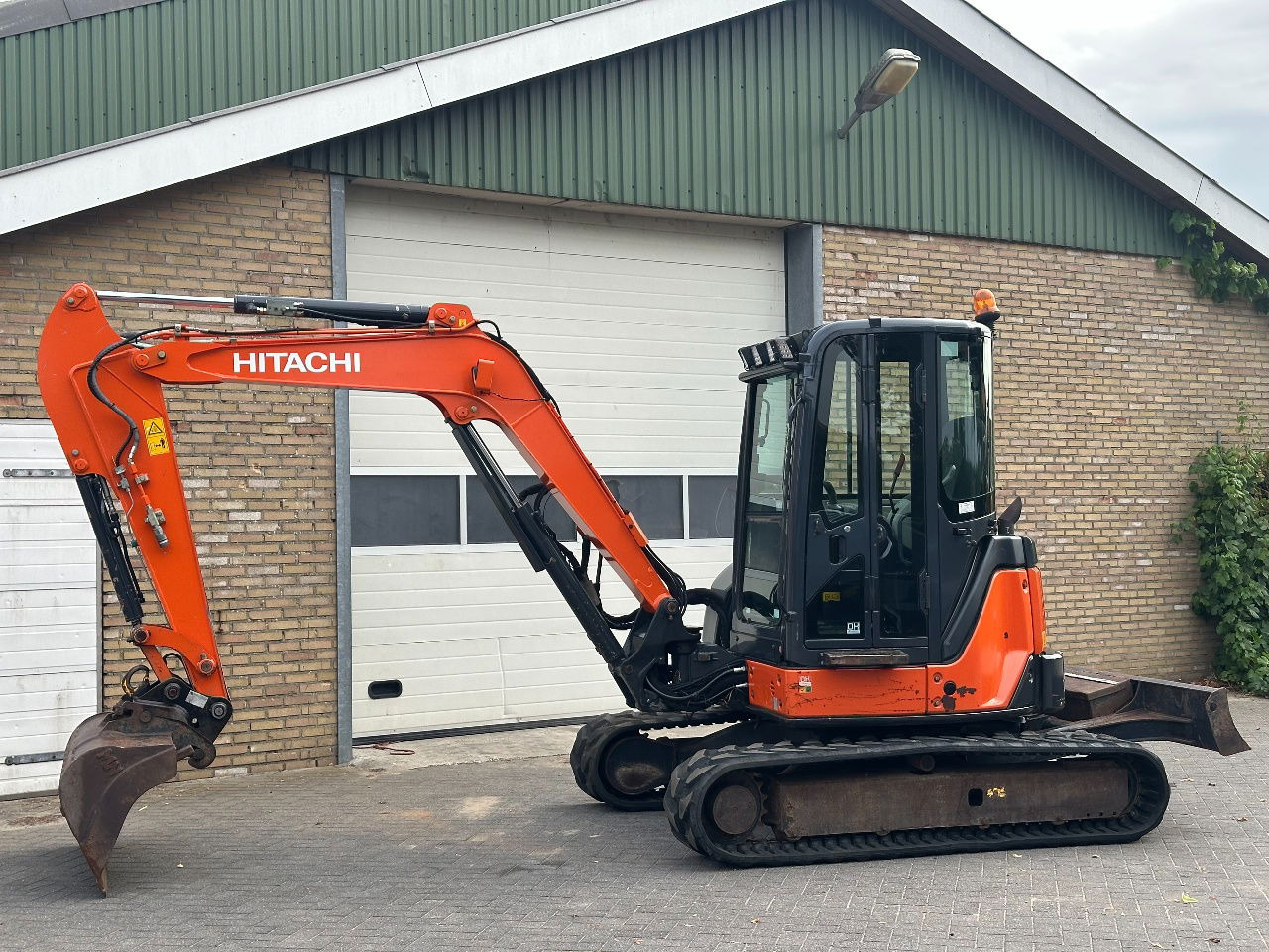 Hitachi ZX52U-3 CLR - Мини-экскаватор: фото 1 Hitachi ZX52U-3 CLR - Мини-экскаватор: фото 1