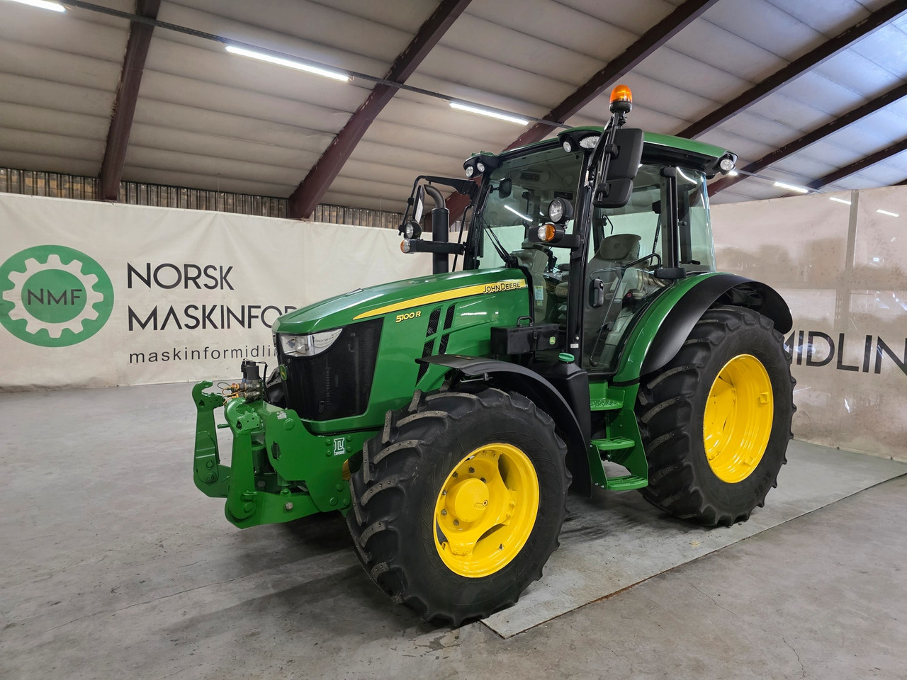 John Deere 5100R - Трактор: фото 1 John Deere 5100R - Трактор: фото 1
