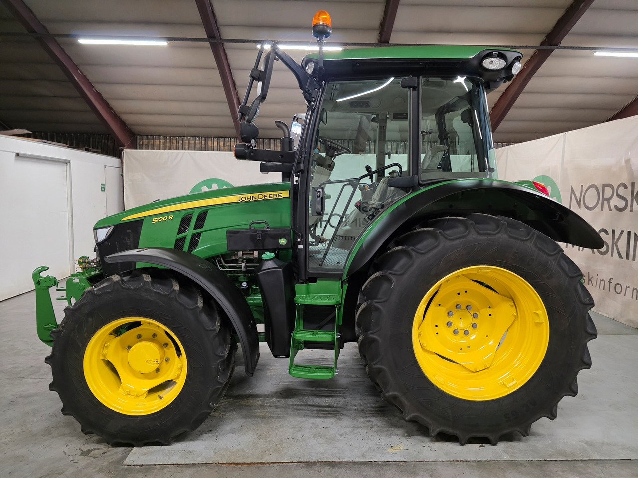 John Deere 5100R - Трактор: фото 2 John Deere 5100R - Трактор: фото 2