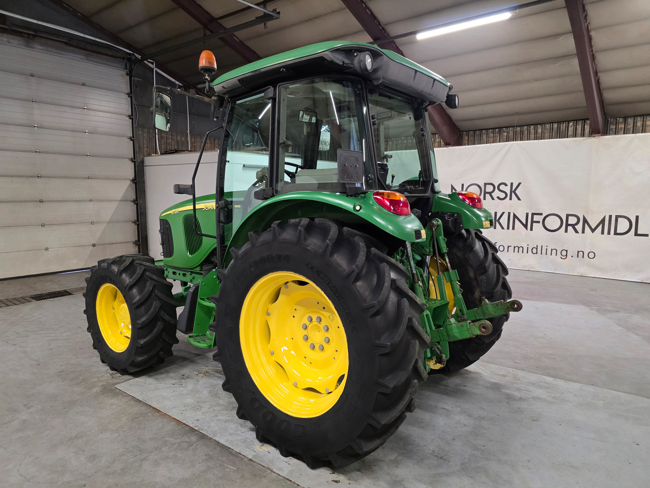 John Deere 5720 - Трактор: фото 4 John Deere 5720 - Трактор: фото 4