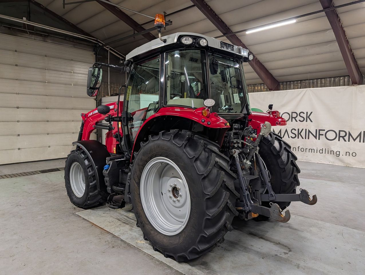Massey Ferguson 5712S - Трактор: фото 3 Massey Ferguson 5712S - Трактор: фото 3