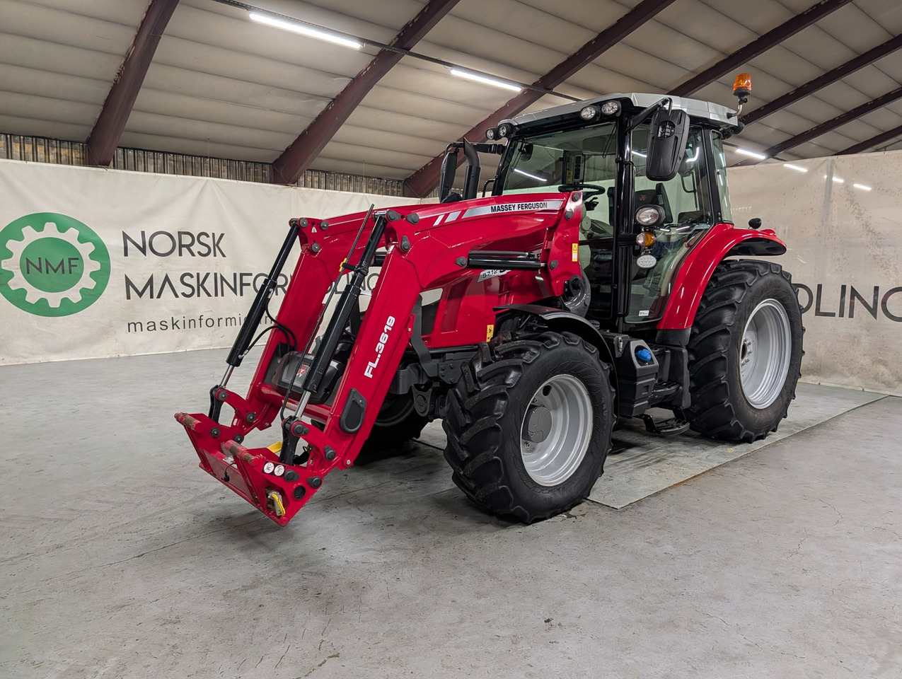 Massey Ferguson 5712S - Трактор: фото 1 Massey Ferguson 5712S - Трактор: фото 1