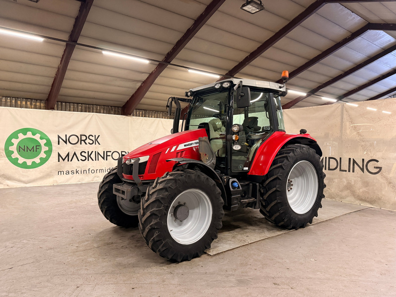 Massey Ferguson 5712SL Inkl ny frontlaster - Трактор: фото 1 Massey Ferguson 5712SL Inkl ny frontlaster - Трактор: фото 1