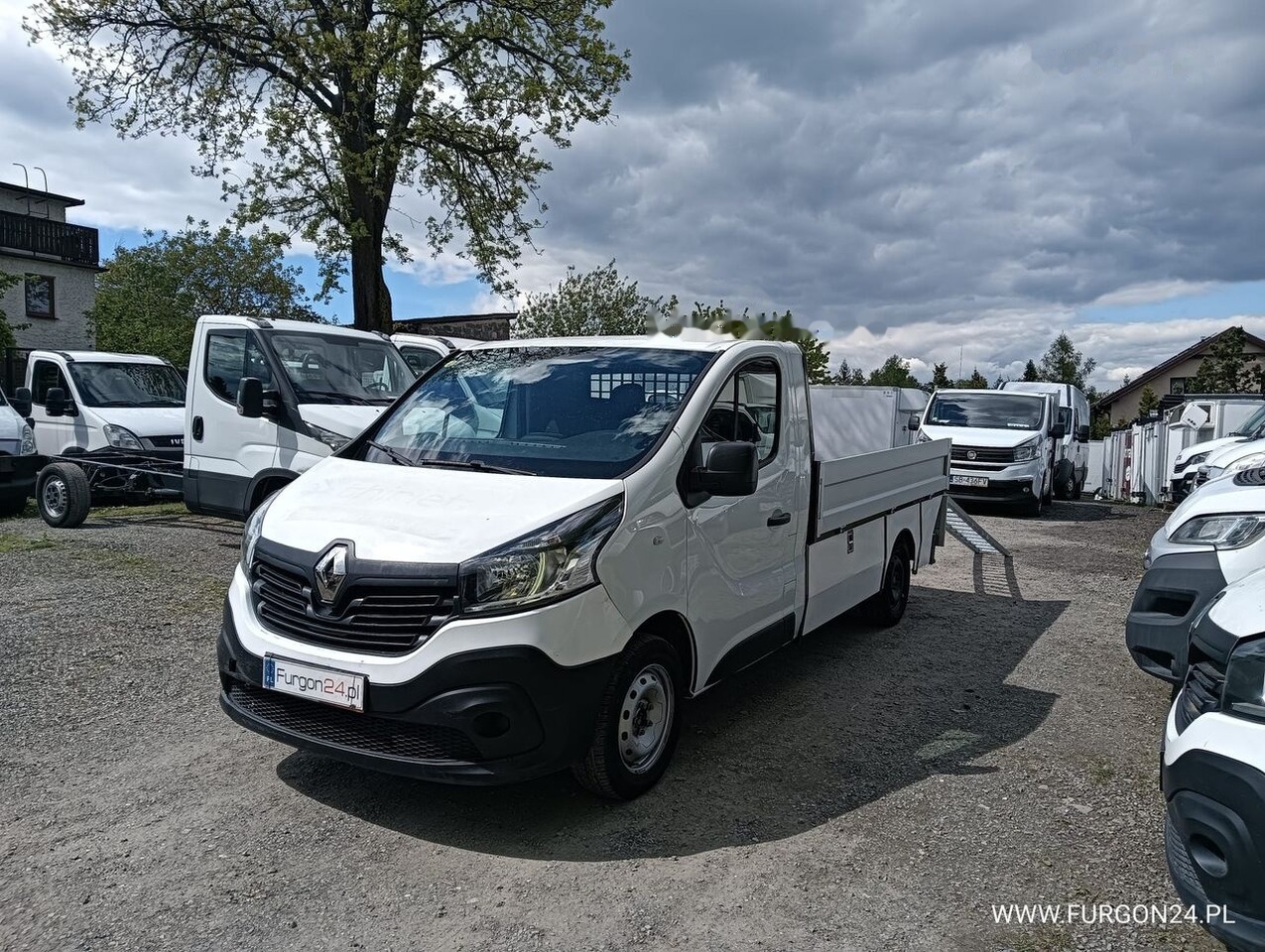 Малотоннажный бортовой грузовик Renault TRAFIC SKRZYNIA PAKA Z NAJAZDAMI I PÓŁKAMI NR 689: фото 1