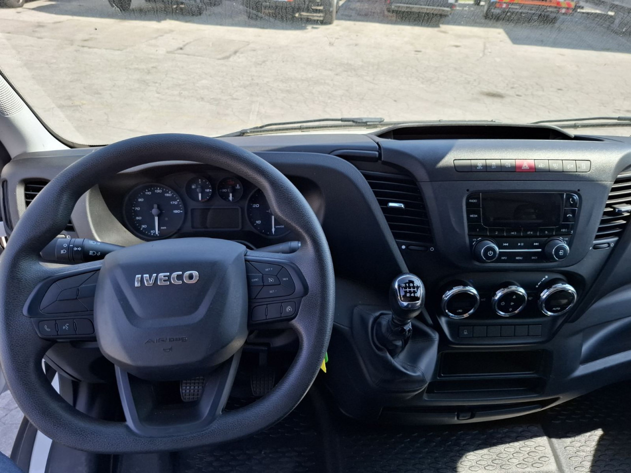 IVECO Daily 35C16H3.0 box/lift - Фургон с закрытым кузовом: фото 3 IVECO Daily 35C16H3.0 box/lift - Фургон с закрытым кузовом: фото 3