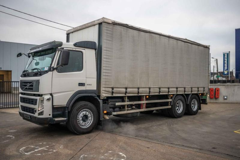 Volvo FM 330+10 pneus/tires-intarder - Тентованный грузовик: фото 1 Volvo FM 330+10 pneus/tires-intarder - Тентованный грузовик: фото 1