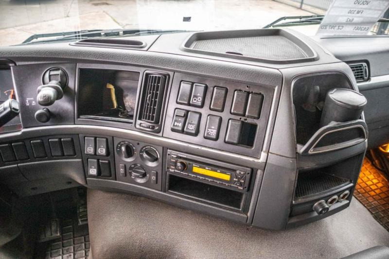 Тентованный грузовик Volvo FM 330-6x2-E5+10 pneus/tires: фото 10
