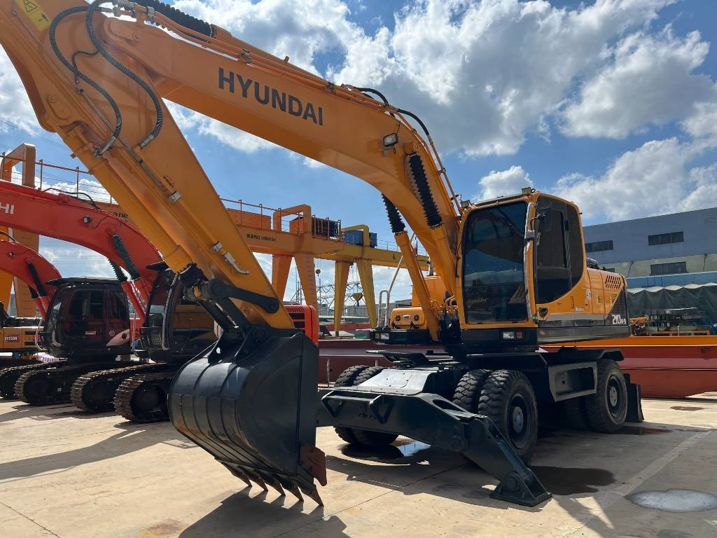 Hyundai R210W - Колёсный экскаватор: фото 2 Hyundai R210W - Колёсный экскаватор: фото 2