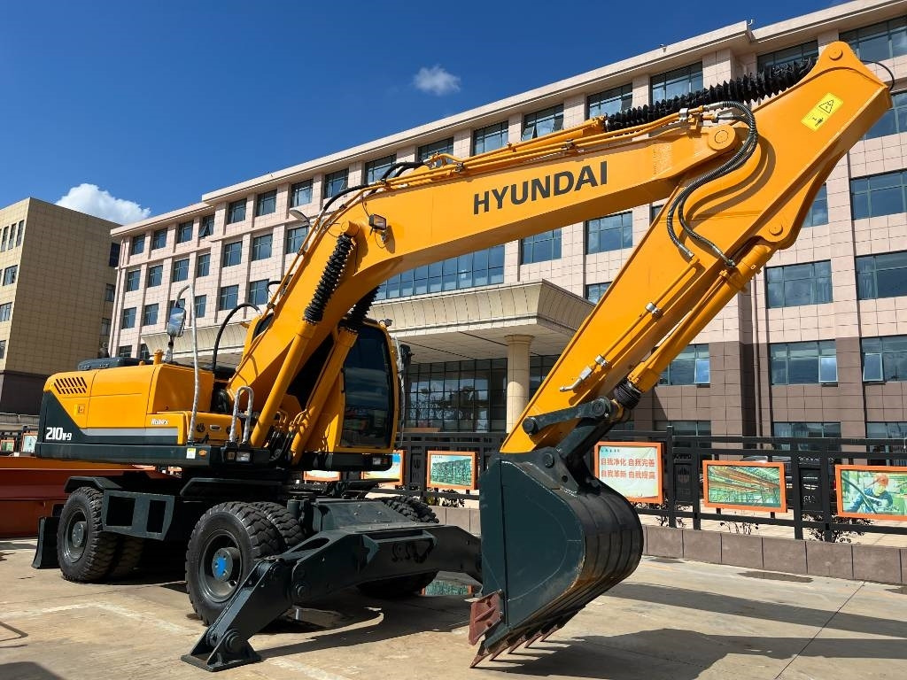 Hyundai R210W - Колёсный экскаватор: фото 5 Hyundai R210W - Колёсный экскаватор: фото 5