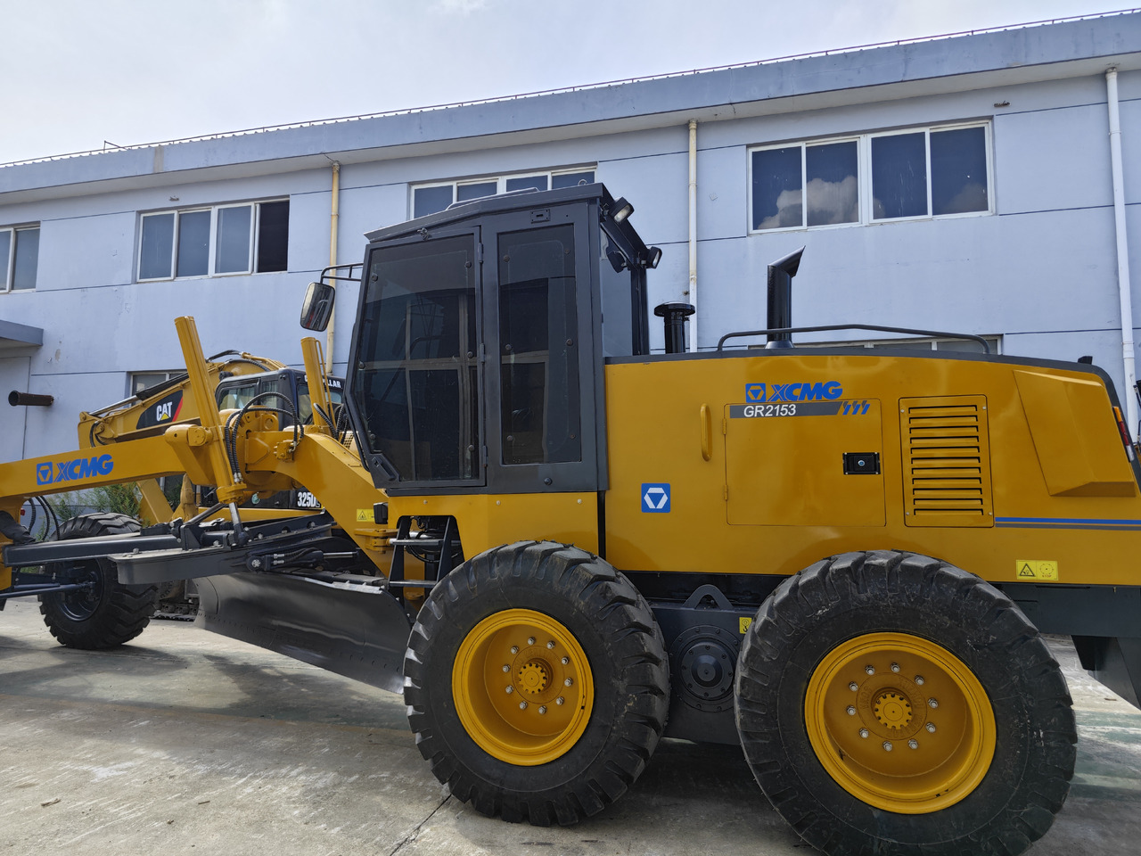 XCMG GR215 used motor grader - Грейдер: фото 3 XCMG GR215 used motor grader - Грейдер: фото 3