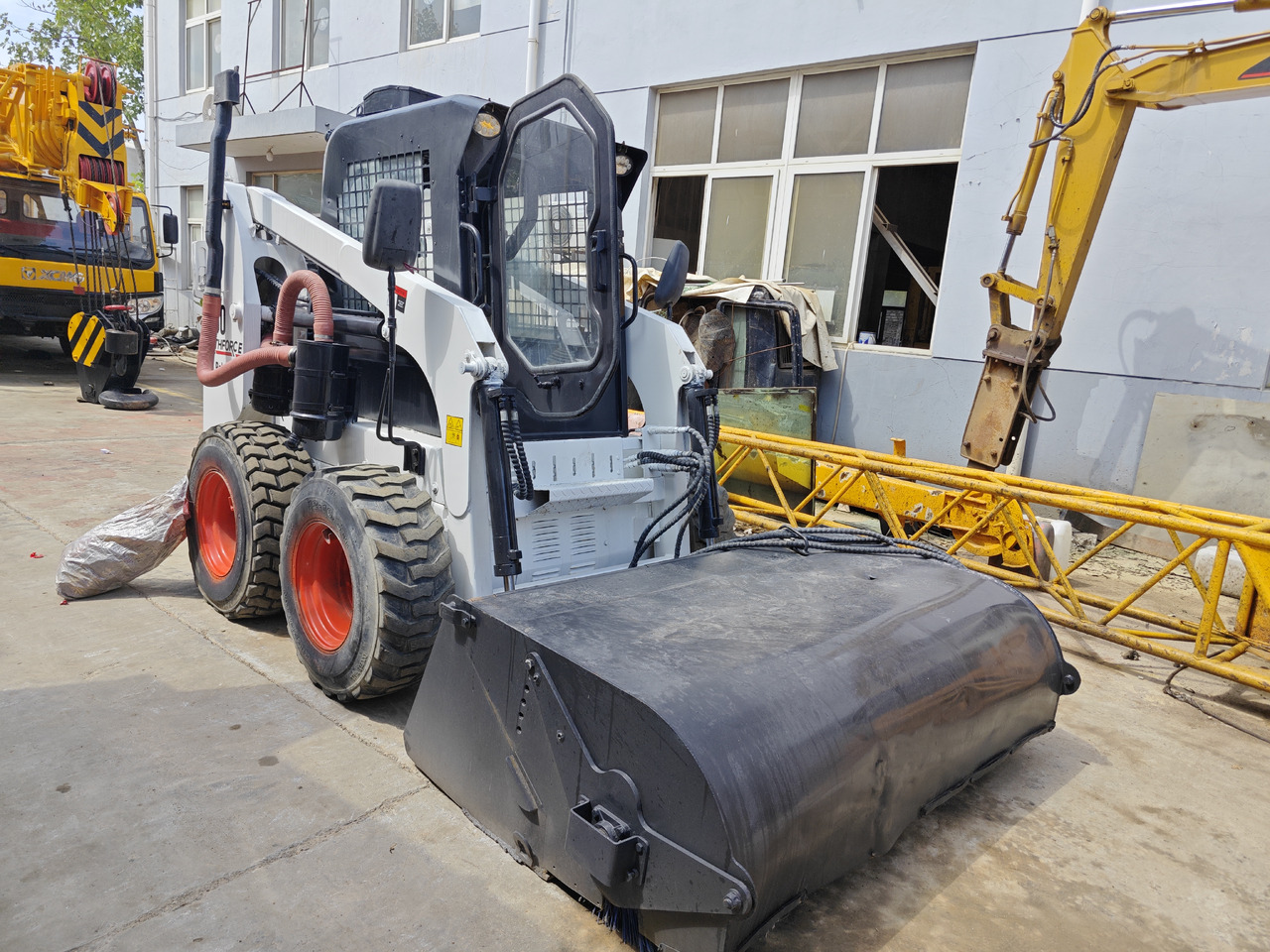 Bobcat S300 - Мини-погрузчик с бортовым поворотом: фото 3 Bobcat S300 - Мини-погрузчик с бортовым поворотом: фото 3