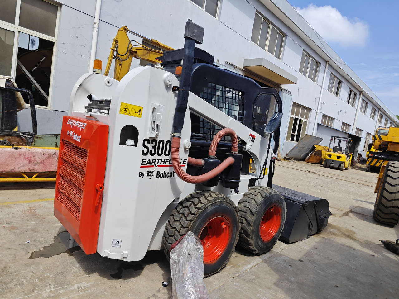 Bobcat S300 - Мини-погрузчик с бортовым поворотом: фото 4 Bobcat S300 - Мини-погрузчик с бортовым поворотом: фото 4
