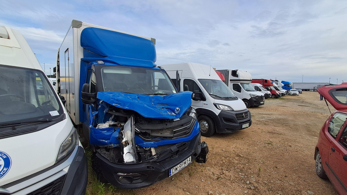 IVECO DAILY KONTENER Z WINDĄ - Грузовик с закрытым кузовом: фото 1 IVECO DAILY KONTENER Z WINDĄ - Грузовик с закрытым кузовом: фото 1