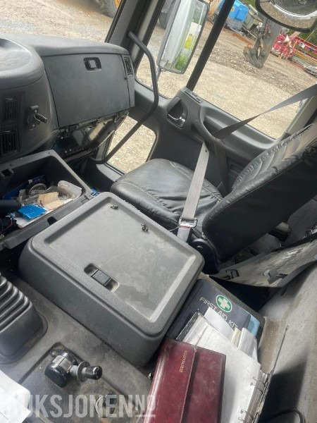 Грузовик бортовой/ Платформа 2000 Volvo FL 608 - Verkstedbil med kompressor som drives av en bensinmotor.: фото 10