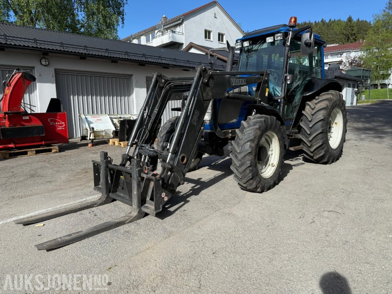 2005 Valtra A85 traktor med frontlaster, snøfres, snøskjær, gafler, skuffe, gruskasse og feieaggregat - Трактор: фото 1 2005 Valtra A85 traktor med frontlaster, snøfres, snøskjær, gafler, skuffe, gruskasse og feieaggregat - Трактор: фото 1