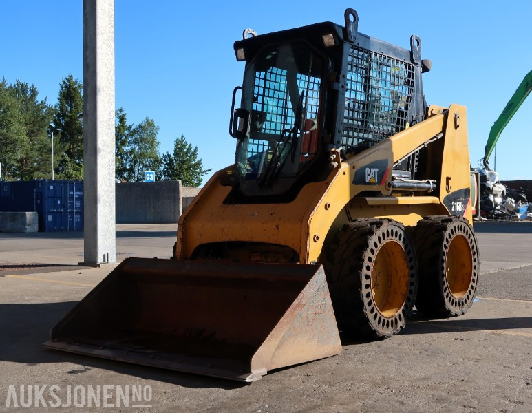 2007 Cat 216B2 Kompaktlaster / Sertifisert / Skuffe - Мини-погрузчик с бортовым поворотом: фото 1 2007 Cat 216B2 Kompaktlaster / Sertifisert / Skuffe - Мини-погрузчик с бортовым поворотом: фото 1