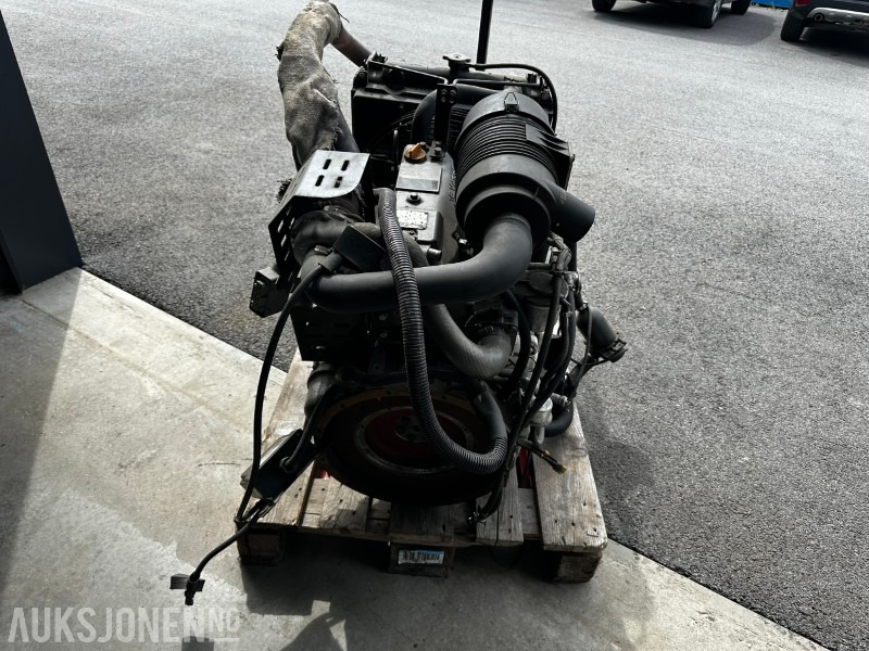 2010 Yanmar 4TNV84T-GGEH - Строительное оборудование: фото 3 2010 Yanmar 4TNV84T-GGEH - Строительное оборудование: фото 3
