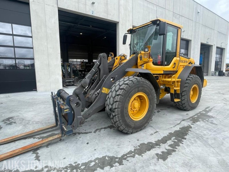 2011 VOLVO L60F HJULLASTER - SPAKSTYRING - NYE DEKK - BBS - 3-4 FUNKSJON - PALLEGAFLER - SKUFFE - KAMERA - MYE PÅKOSTET! - Колёсный погрузчик: фото 1 2011 VOLVO L60F HJULLASTER - SPAKSTYRING - NYE DEKK - BBS - 3-4 FUNKSJON - PALLEGAFLER - SKUFFE - KAMERA - MYE PÅKOSTET! - Колёсный погрузчик: фото 1