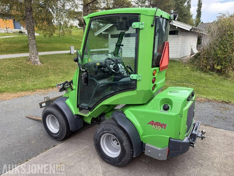 2013 Avant 630 kompaktlaster med snøfres, feiekost, gressklipper, pallegaffel, grusskuffe - mva fritt - Мини-погрузчик с бортовым поворотом: фото 3 2013 Avant 630 kompaktlaster med snøfres, feiekost, gressklipper, pallegaffel, grusskuffe - mva fritt - Мини-погрузчик с бортовым поворотом: фото 3