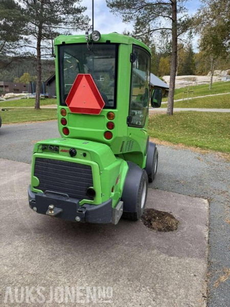 2013 Avant 630 kompaktlaster med snøfres, feiekost, gressklipper, pallegaffel, grusskuffe - mva fritt - Мини-погрузчик с бортовым поворотом: фото 4 2013 Avant 630 kompaktlaster med snøfres, feiekost, gressklipper, pallegaffel, grusskuffe - mva fritt - Мини-погрузчик с бортовым поворотом: фото 4