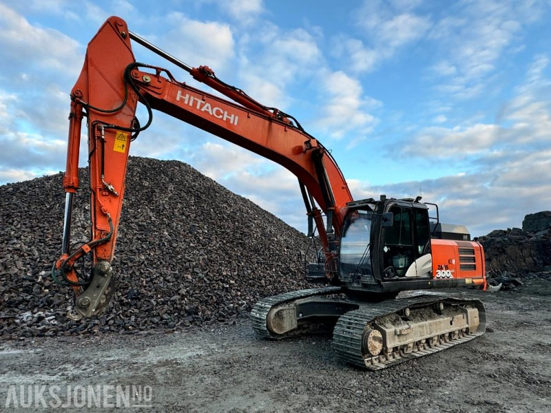 2016 Hitachi ZX300LC-6 - 31.600 kg - OilQuick - Webasto - Bunkringspumpe - Hammerhydraulikk / tilleggshydraulikk - Sertifiseres før salg - Экскаватор: фото 1 2016 Hitachi ZX300LC-6 - 31.600 kg - OilQuick - Webasto - Bunkringspumpe - Hammerhydraulikk / tilleggshydraulikk - Sertifiseres før salg - Экскаватор: фото 1