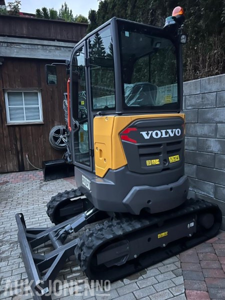 2023 Volvo ECR25D minigraver 9,5 time med NYTT utstyr pigghammer 3 skuffer og smørepistol - Мини-экскаватор: фото 5 2023 Volvo ECR25D minigraver 9,5 time med NYTT utstyr pigghammer 3 skuffer og smørepistol - Мини-экскаватор: фото 5