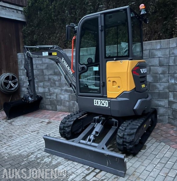 2023 Volvo ECR25D minigraver 9,5 time med NYTT utstyr pigghammer 3 skuffer og smørepistol - Мини-экскаватор: фото 1 2023 Volvo ECR25D minigraver 9,5 time med NYTT utstyr pigghammer 3 skuffer og smørepistol - Мини-экскаватор: фото 1
