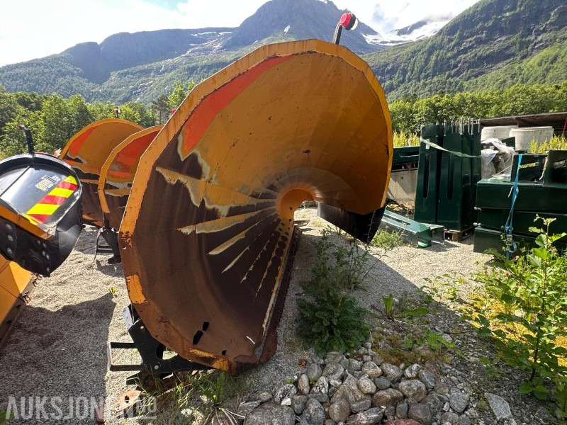 2014 Øveraasen Høyfjellsplog / Diagonalplog - DEH-285 D - Med paralellogram og hydraulisk løft - Грузовик: фото 2 2014 Øveraasen Høyfjellsplog / Diagonalplog - DEH-285 D - Med paralellogram og hydraulisk løft - Грузовик: фото 2