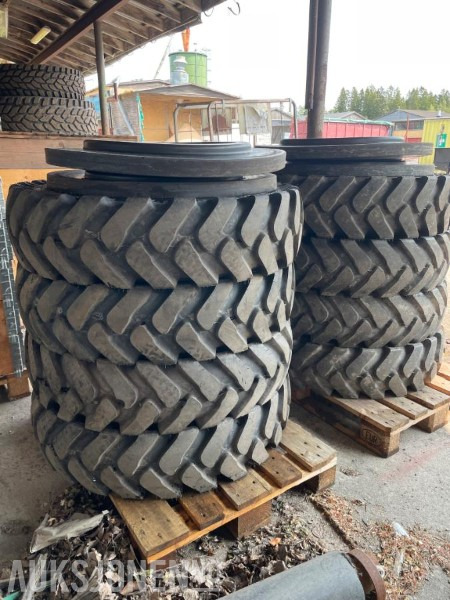 Kumho komplett sett dekk til hjulgraver. - Строительное оборудование: фото 1 Kumho komplett sett dekk til hjulgraver. - Строительное оборудование: фото 1