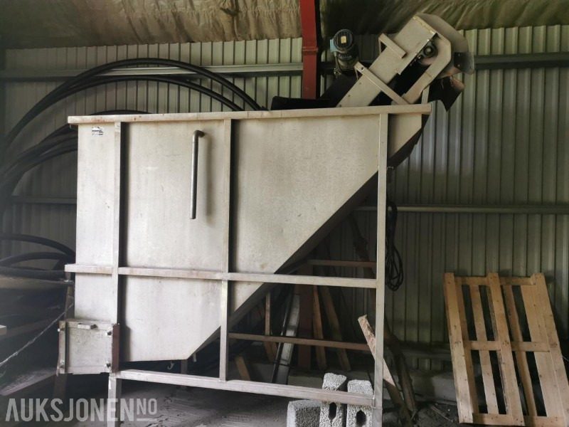 Stort rustfritt kar og en børstemaskin - Сельскохозяйственная техника: фото 1 Stort rustfritt kar og en børstemaskin - Сельскохозяйственная техника: фото 1
