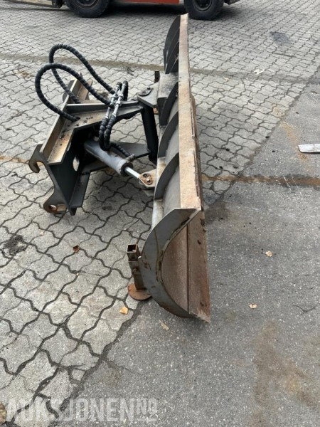 Snøskjær til liten hjullaster Lille BM (Volvo L-30 feste) - Отвал для снега: фото 2 Snøskjær til liten hjullaster Lille BM (Volvo L-30 feste) - Отвал для снега: фото 2