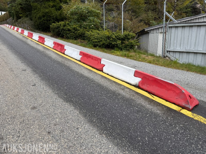 Trafikk-/veibarrierar (modulbasert) i kompositt ca 600 stk - Строительное оборудование: фото 1 Trafikk-/veibarrierar (modulbasert) i kompositt ca 600 stk - Строительное оборудование: фото 1