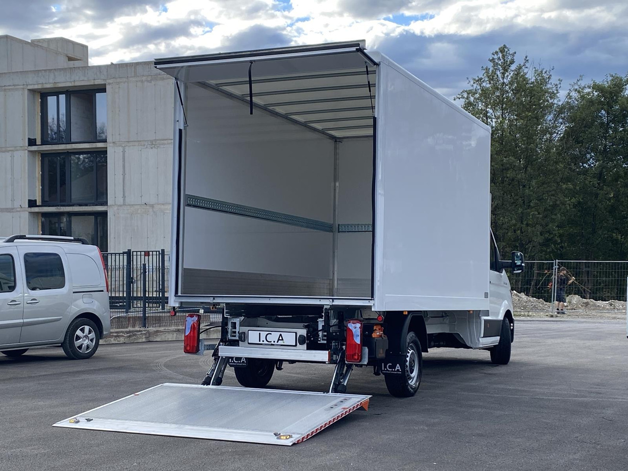 MAN TGE 3.180 RS4490 1+2, 180PS, 2.0L | ALU-BOX 4200mm + LADERAMPE - Фургон с закрытым кузовом: фото 1 MAN TGE 3.180 RS4490 1+2, 180PS, 2.0L | ALU-BOX 4200mm + LADERAMPE - Фургон с закрытым кузовом: фото 1