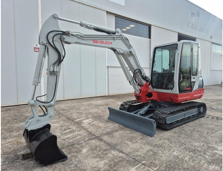 Takeuchi TB250 - Мини-экскаватор: фото 3 Takeuchi TB250 - Мини-экскаватор: фото 3