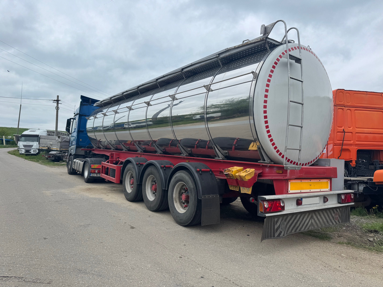 Menci Transport lichide ALIMENTARE - Полуприцеп-цистерна: фото 4 Menci Transport lichide ALIMENTARE - Полуприцеп-цистерна: фото 4