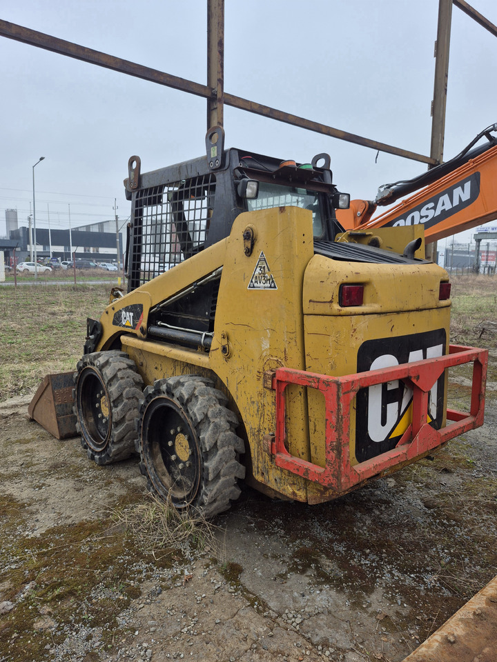 CATERPILLAR 216B3 - Мини-погрузчик с бортовым поворотом: фото 4 CATERPILLAR 216B3 - Мини-погрузчик с бортовым поворотом: фото 4