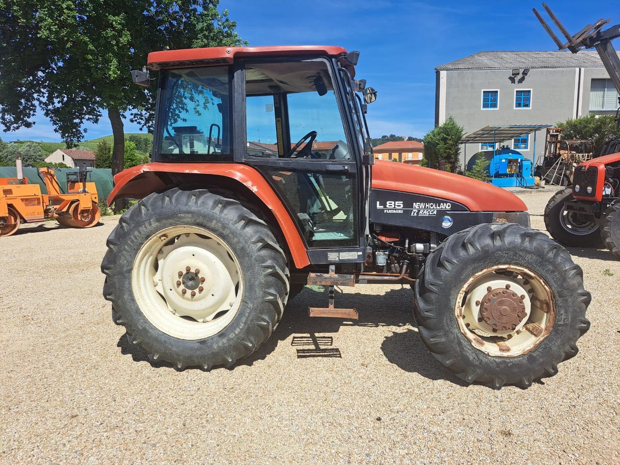 NEW HOLLAND New Holland L85 - Трактор: фото 1 NEW HOLLAND New Holland L85 - Трактор: фото 1