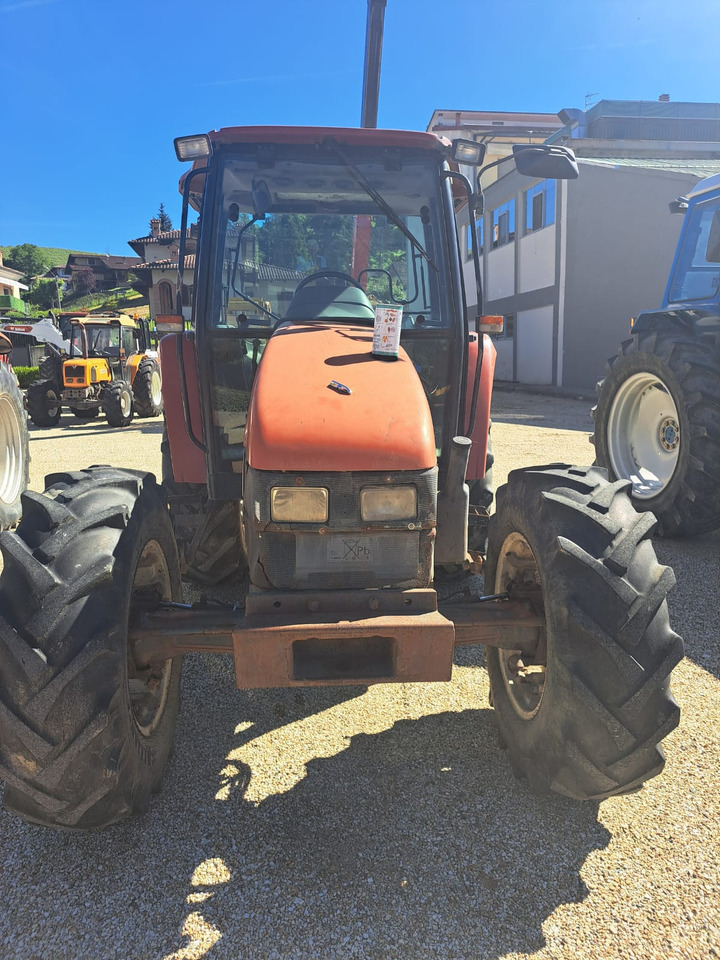 NEW HOLLAND New Holland L85 - Трактор: фото 3 NEW HOLLAND New Holland L85 - Трактор: фото 3