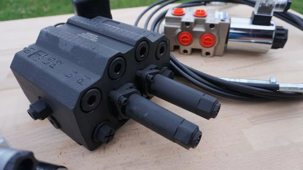 Front loader valve with Load Sensing LS valve 4 function Joystick 90 l/min 24 gp Case IH - Фронтальный погрузчик для трактора для Грузовиков: фото 2 Front loader valve with Load Sensing LS valve 4 function Joystick 90 l/min 24 gp Case IH - Фронтальный погрузчик для трактора для Грузовиков: фото 2