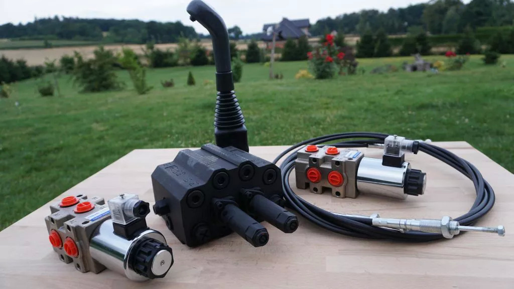 Front loader valve with Load Sensing LS valve 4 function Joystick 90 l/min 24 gp Case IH - Фронтальный погрузчик для трактора для Грузовиков: фото 1 Front loader valve with Load Sensing LS valve 4 function Joystick 90 l/min 24 gp Case IH - Фронтальный погрузчик для трактора для Грузовиков: фото 1