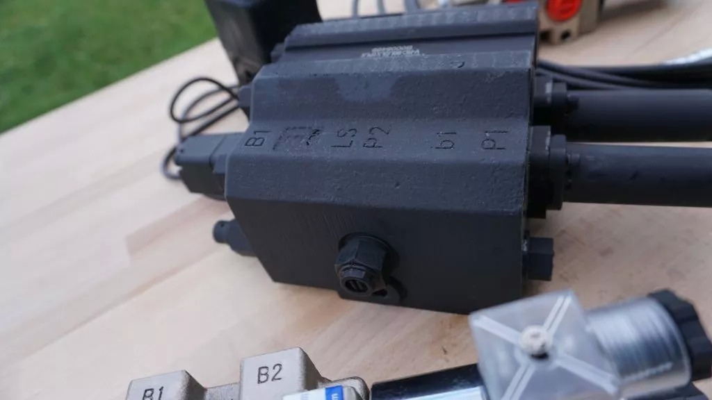 Front loader valve with Load Sensing LS valve 4 function Joystick 90 l/min 24 gp Case IH - Фронтальный погрузчик для трактора для Грузовиков: фото 5 Front loader valve with Load Sensing LS valve 4 function Joystick 90 l/min 24 gp Case IH - Фронтальный погрузчик для трактора для Грузовиков: фото 5