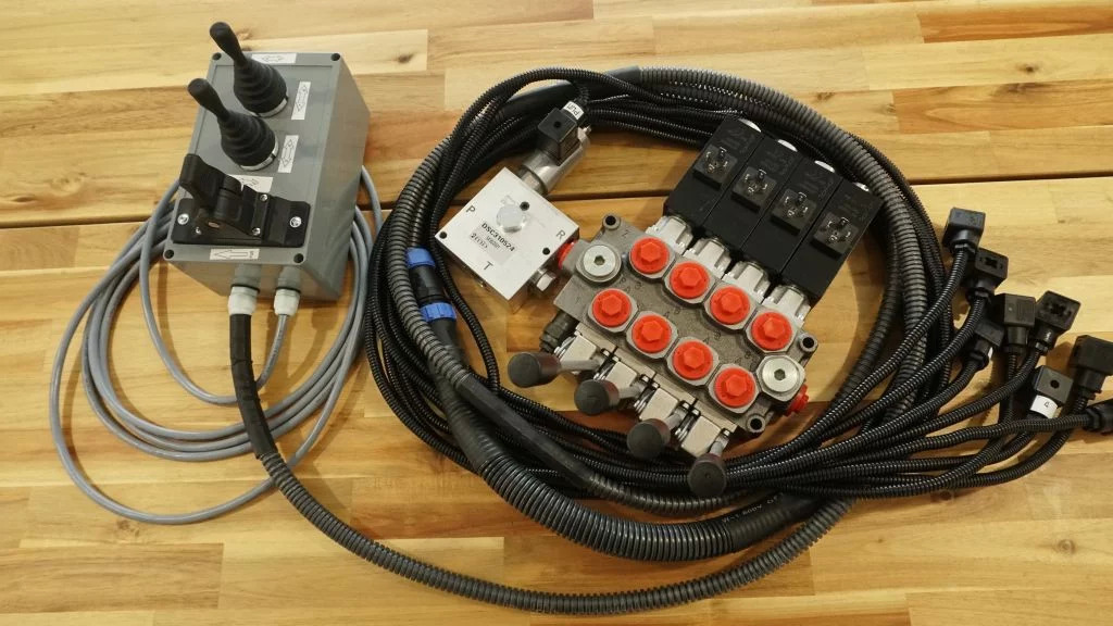 Proportional control box 12V 2 joysticks + finger controller + monoblock Galtec for Palfinger, Kubota, Fassi, Hiab - Лесозаготовительная техника: фото 5 Proportional control box 12V 2 joysticks + finger controller + monoblock Galtec for Palfinger, Kubota, Fassi, Hiab - Лесозаготовительная техника: фото 5