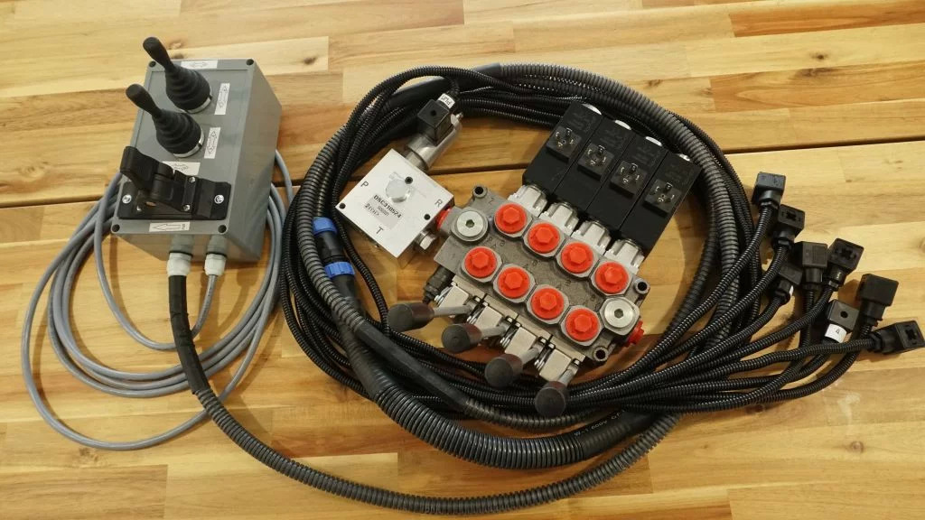 Proportional control box 12V 2 joysticks + finger controller + monoblock Galtec for Palfinger, Kubota, Fassi, Hiab - Лесозаготовительная техника: фото 4 Proportional control box 12V 2 joysticks + finger controller + monoblock Galtec for Palfinger, Kubota, Fassi, Hiab - Лесозаготовительная техника: фото 4
