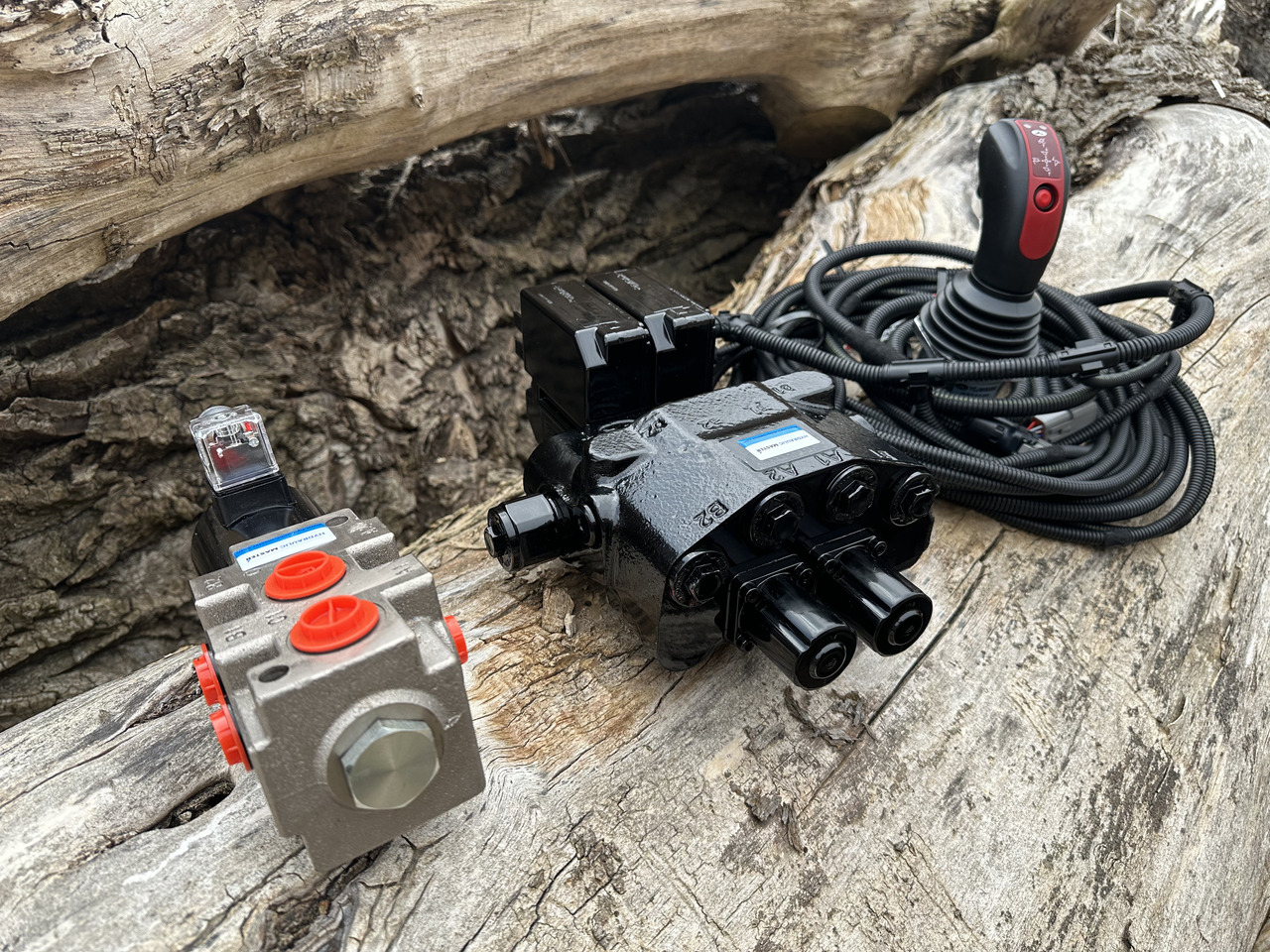 Walvoil SDM/DLM with 3rd function Case IH, International Harvester, John Deere, Kubota - Фронтальный погрузчик для трактора для Фронтальных погрузчиков для тракторов: фото 3 Walvoil SDM/DLM with 3rd function Case IH, International Harvester, John Deere, Kubota - Фронтальный погрузчик для трактора для Фронтальных погрузчиков для тракторов: фото 3