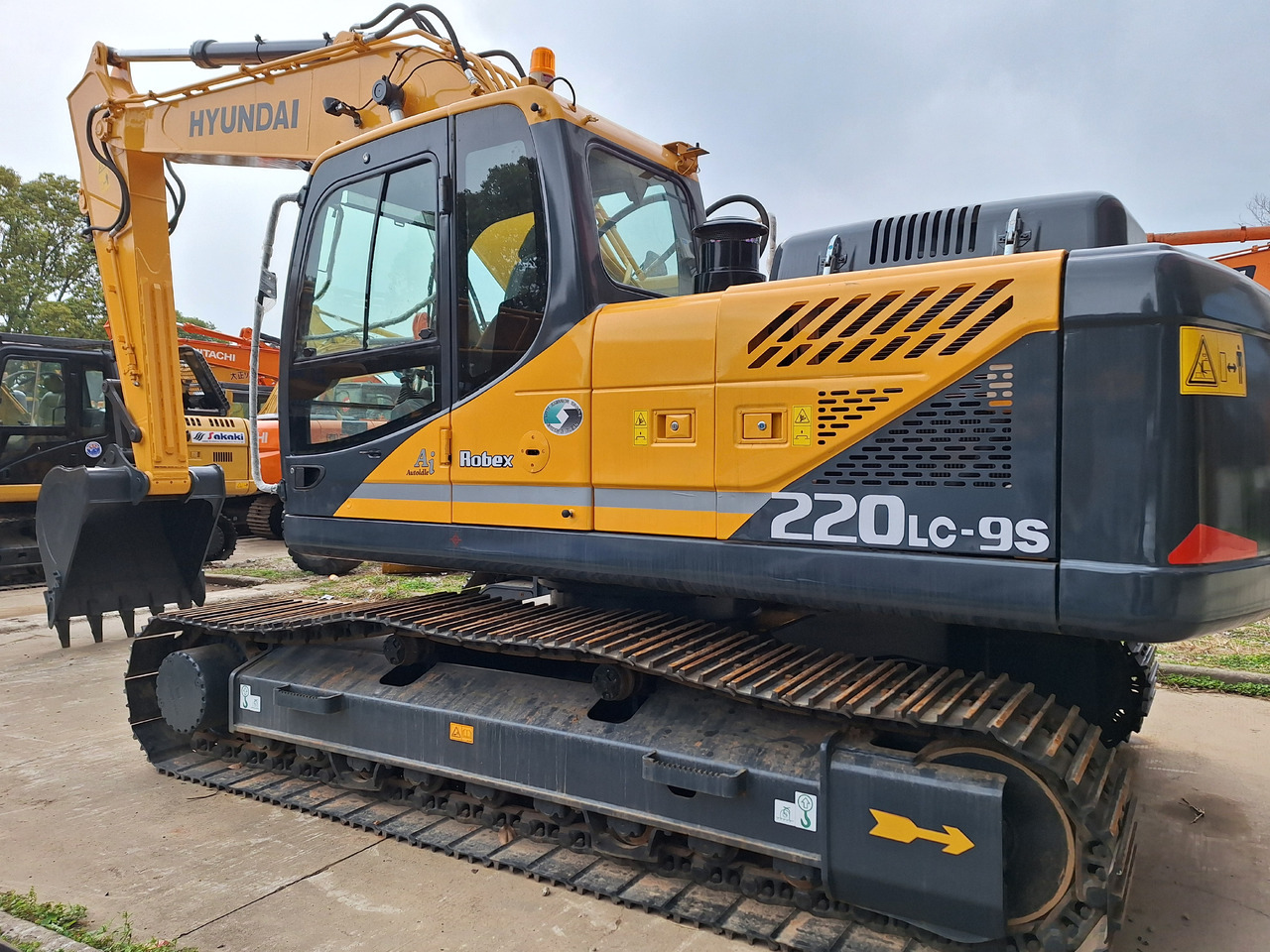 Hyundai 220LC-9S Excavator - Гусеничный экскаватор: фото 1 Hyundai 220LC-9S Excavator - Гусеничный экскаватор: фото 1
