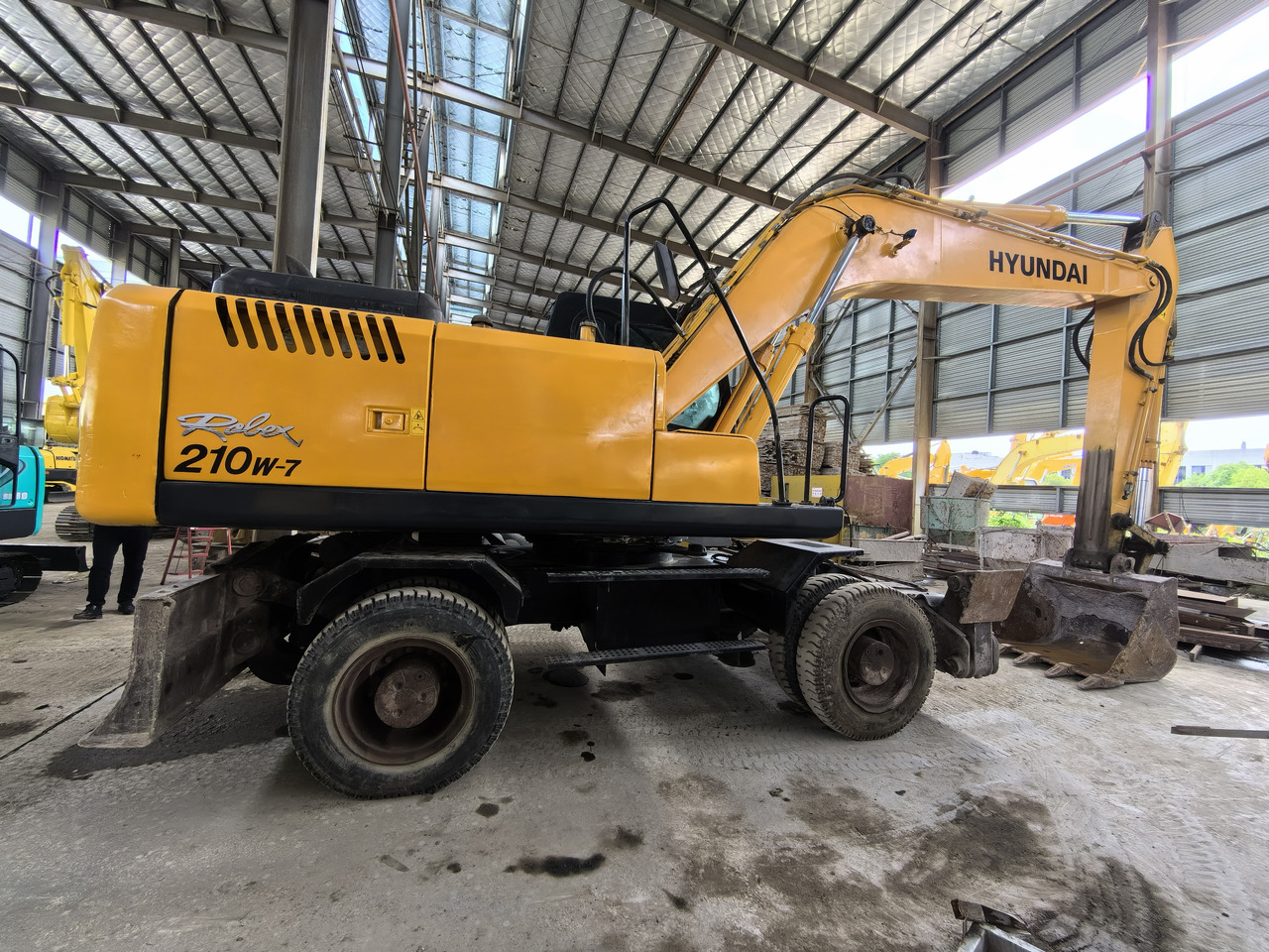 Used hyundai R210W-7 wheel excavator - Колёсный экскаватор: фото 3 Used hyundai R210W-7 wheel excavator - Колёсный экскаватор: фото 3
