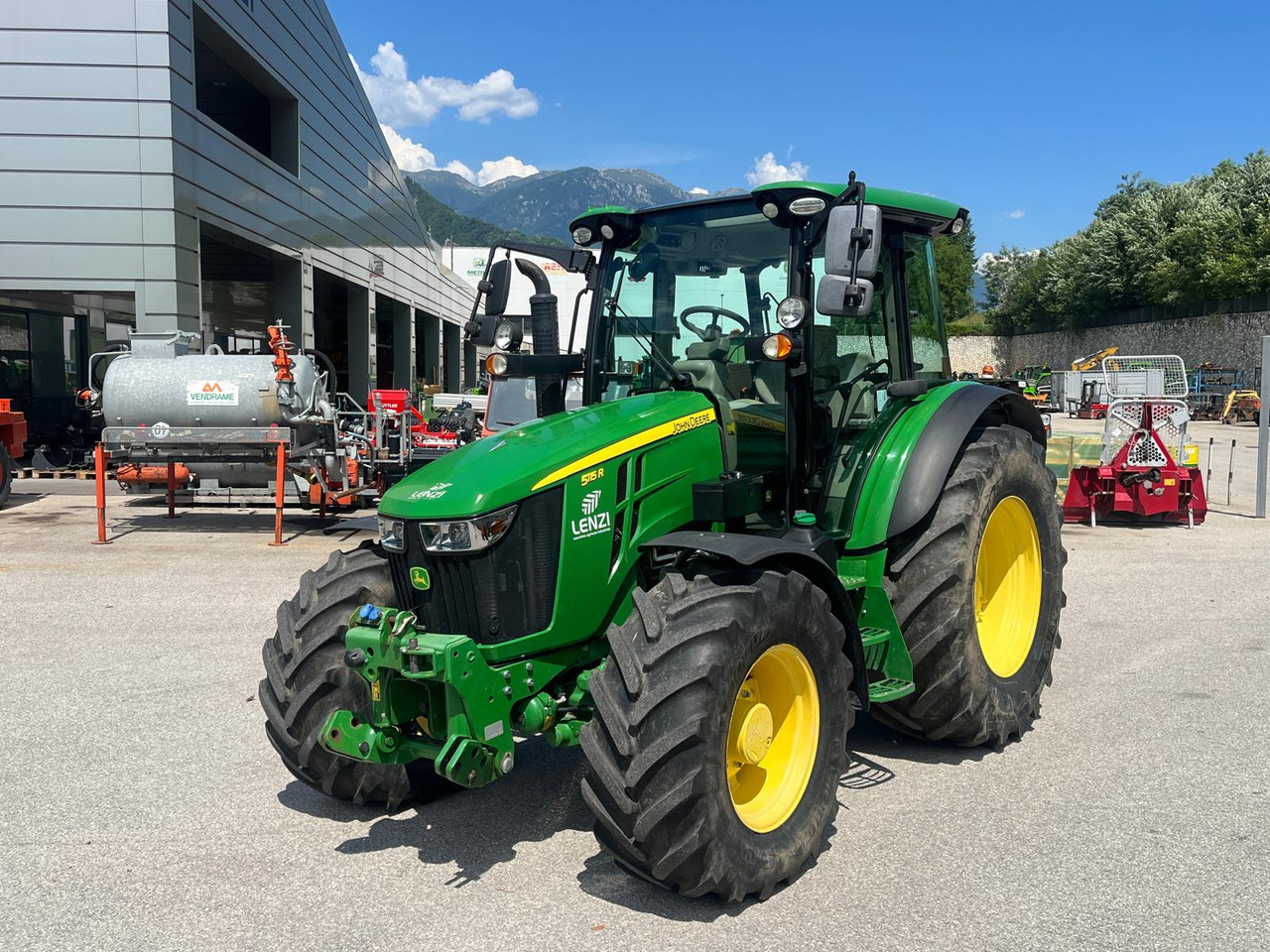 JOHN DEERE 5115R - Трактор: фото 2 JOHN DEERE 5115R - Трактор: фото 2